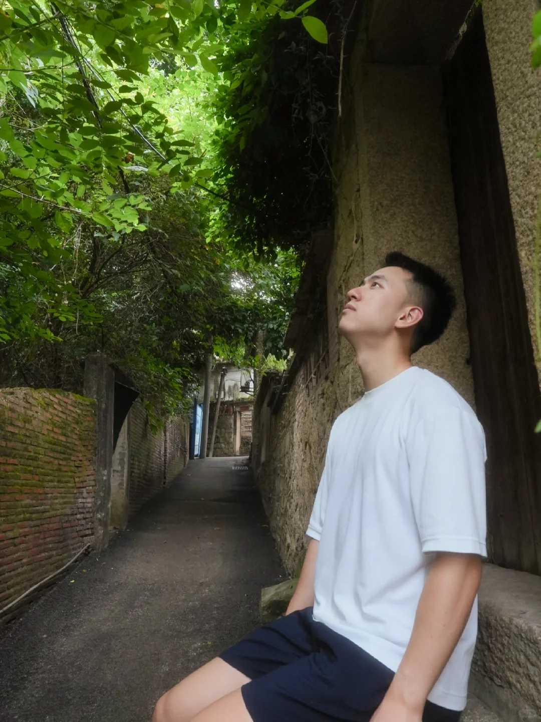 很内向，只敢在巷子里...