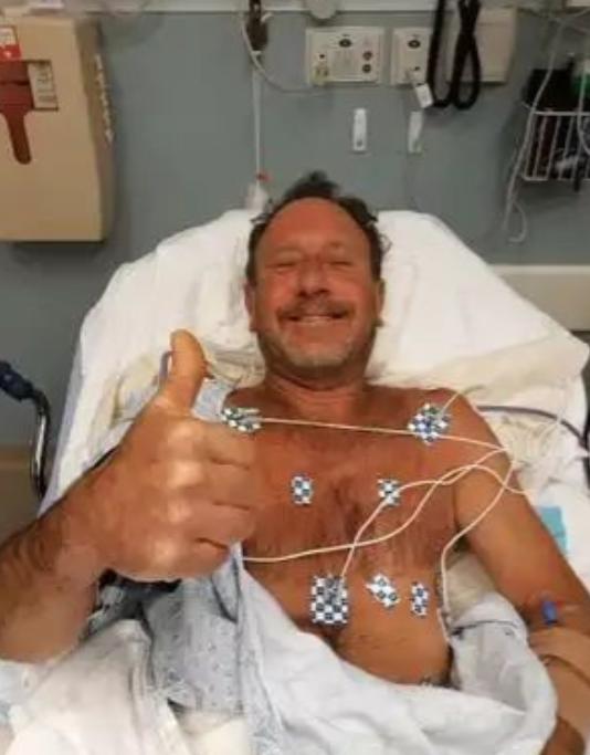 2021年，美国潜水员在海底捕捉龙虾，却被15米长的坐头鲸整个吞下，就在这危急时