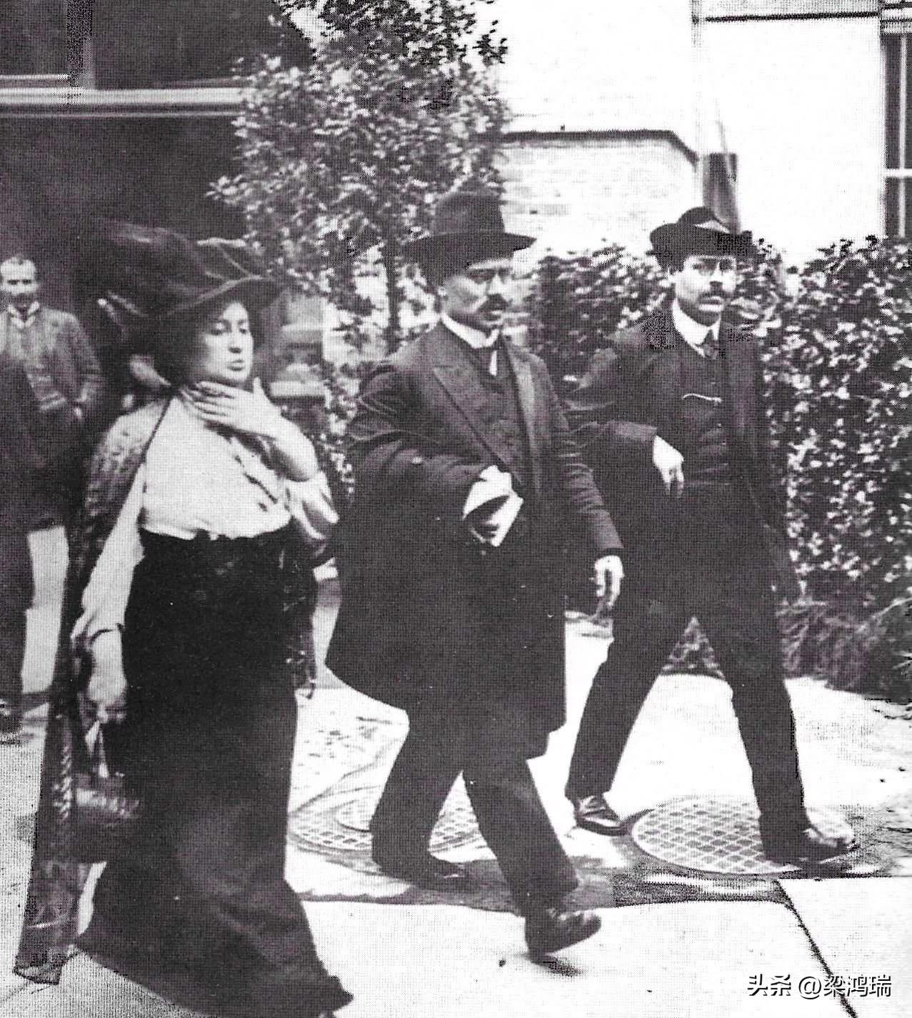 这张历史照片中出现的人物是德国著名的马克思主义理论家和革命家罗莎·卢森堡（Ros