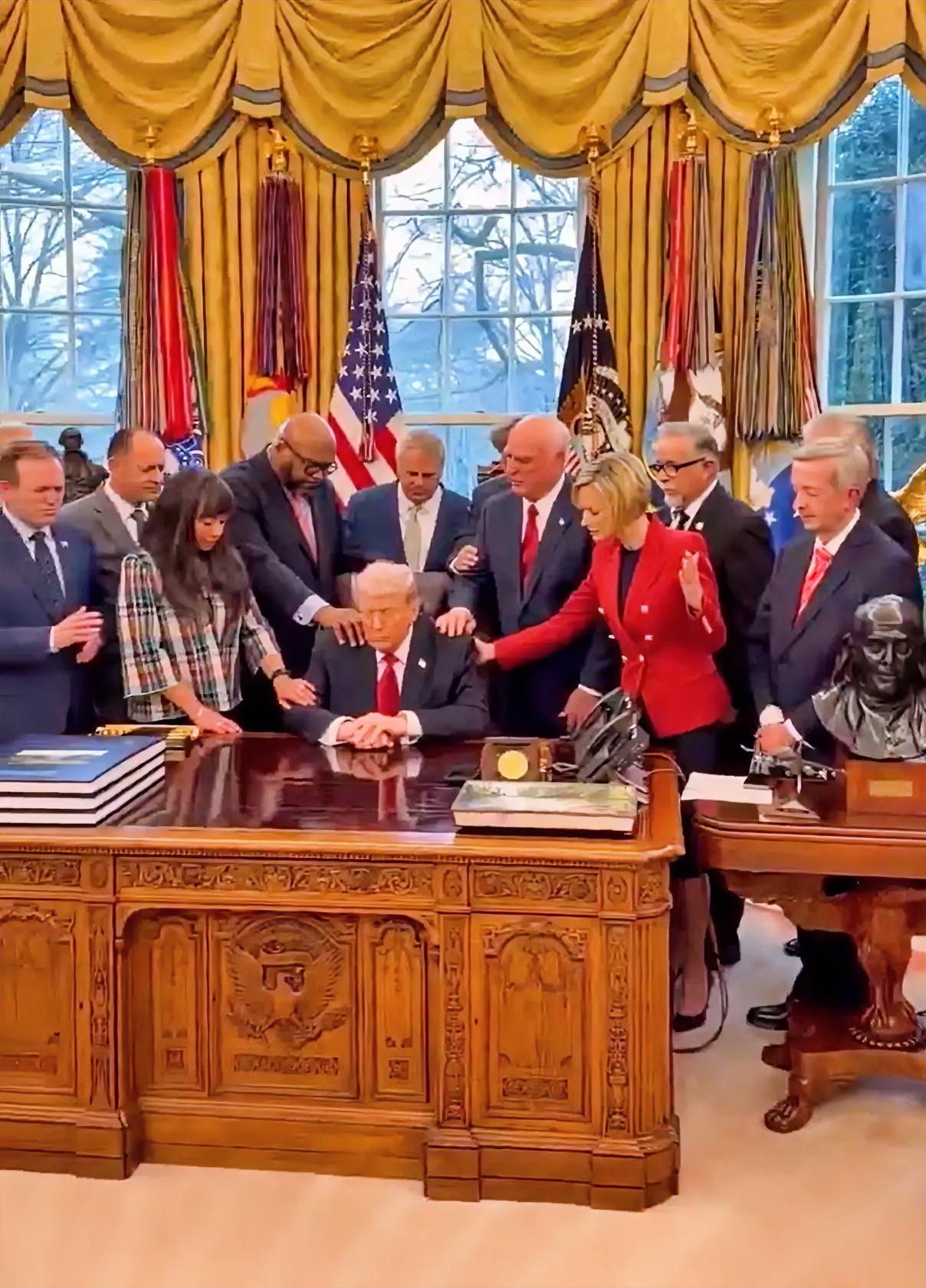 特朗普召集了大量牧师前往白宫为美军祈祷。牧师们站在特朗普周围，将手搭在彼此身上，