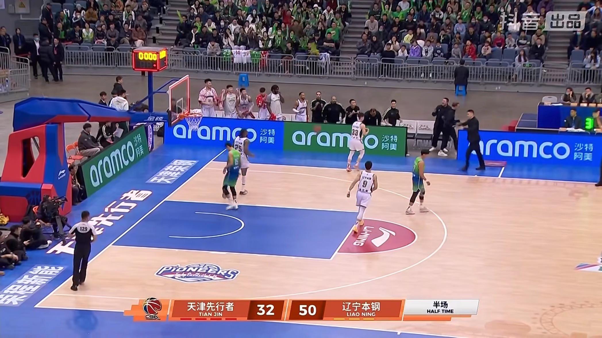辽宁队赛季揭幕战辽宁客场对天津半场比赛结束辽宁队暂时领先18分辽宁男篮