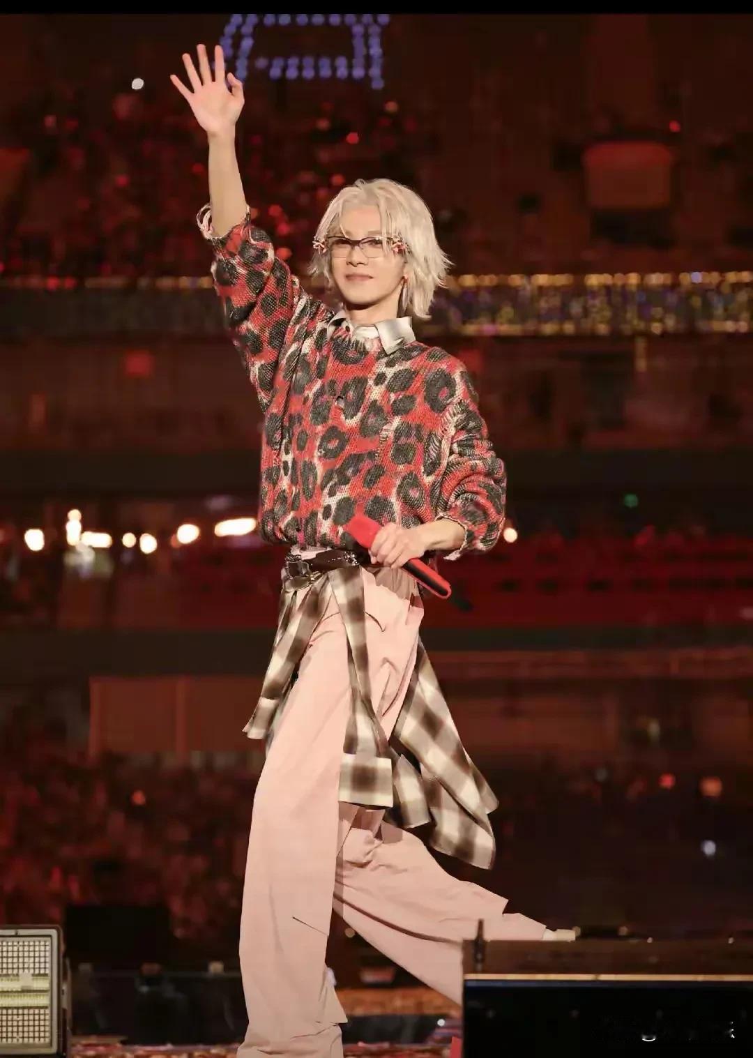 华晨宇这回不唱歌，改当地主了！在演唱会上宣布，他在一个四季如春的地方拿下了三块永