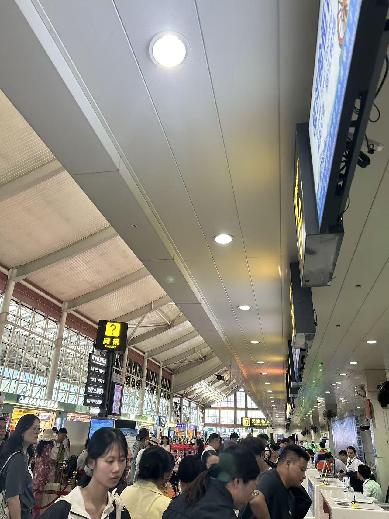 云南香格里拉飞机场侯机大见识一下吧！厅。