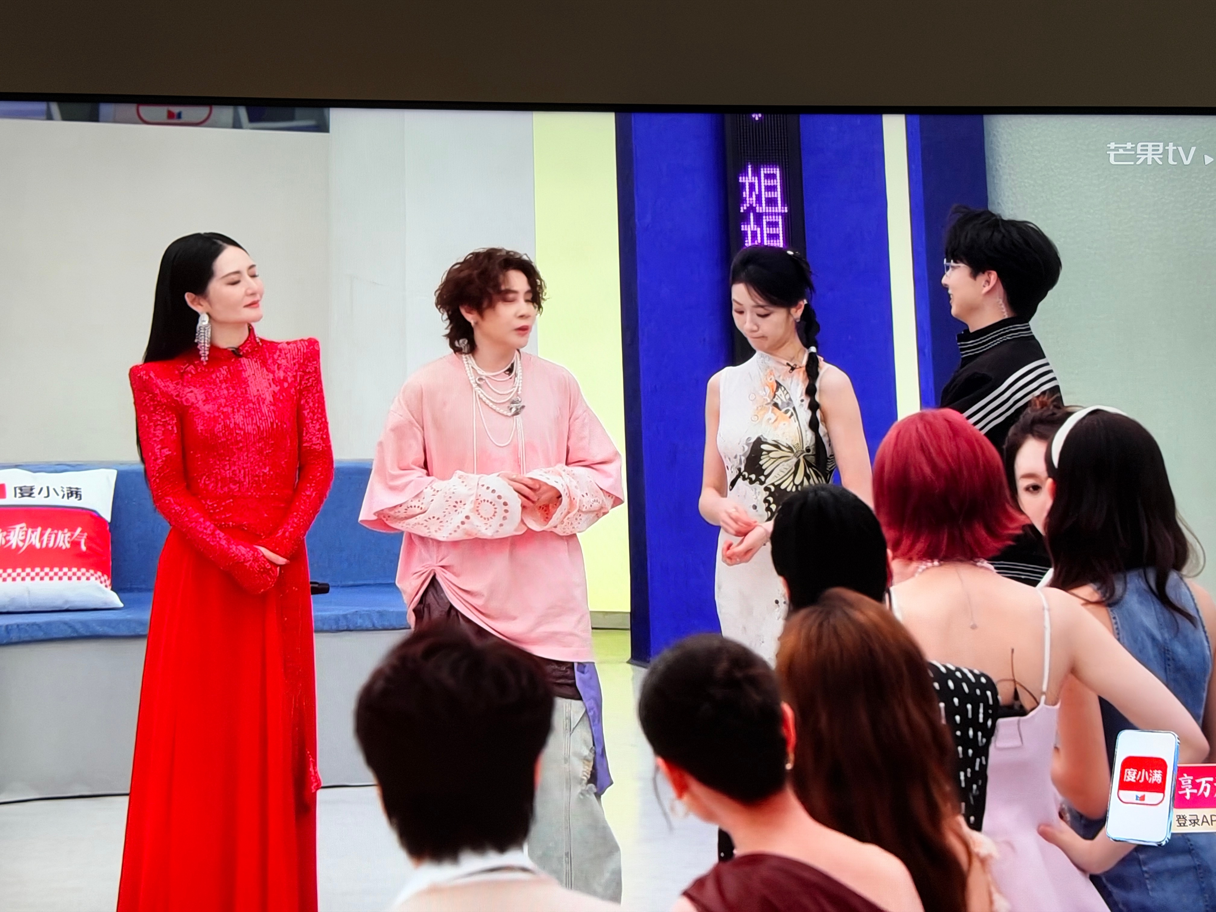 乘风初见面直播吵死了慢死了两位主持人抢戏太严重了…… 另外说一下谢娜的梗都很老土