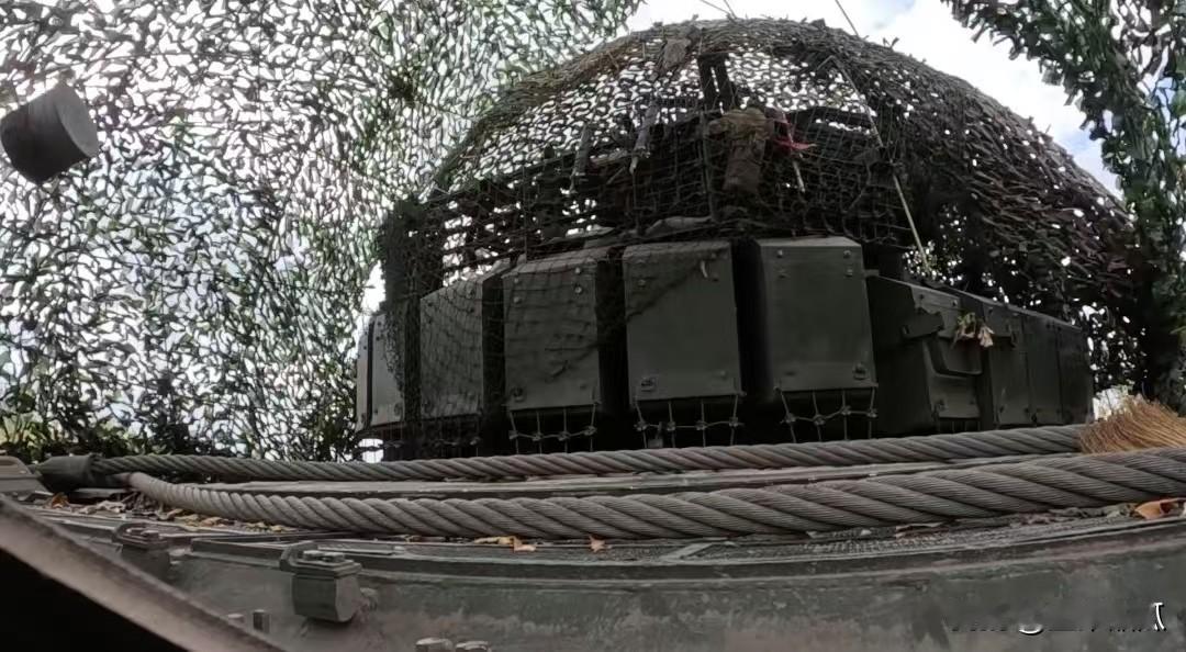 俄军的T72B3主战坦克，经过战场的考验，还是觉得用这种最简单的支架搭高硬度渔网