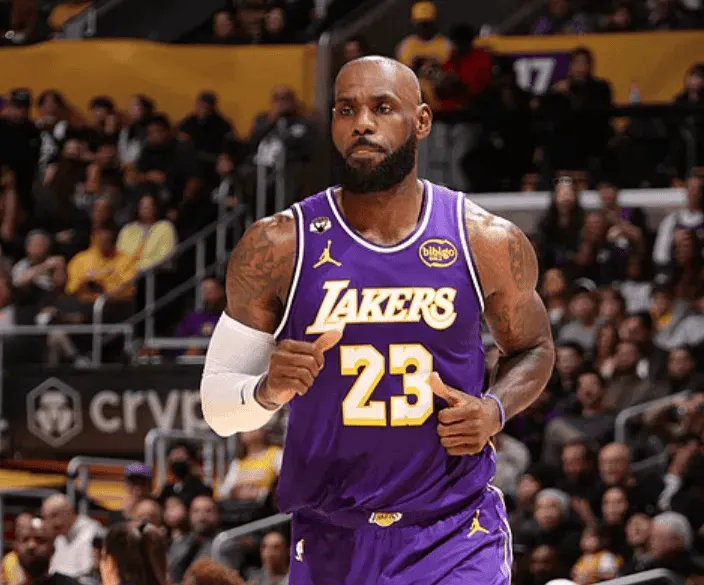 #詹姆斯展复出后9胜1负# 一切都那么和谐！今天湖人以120-101战胜奇才。詹