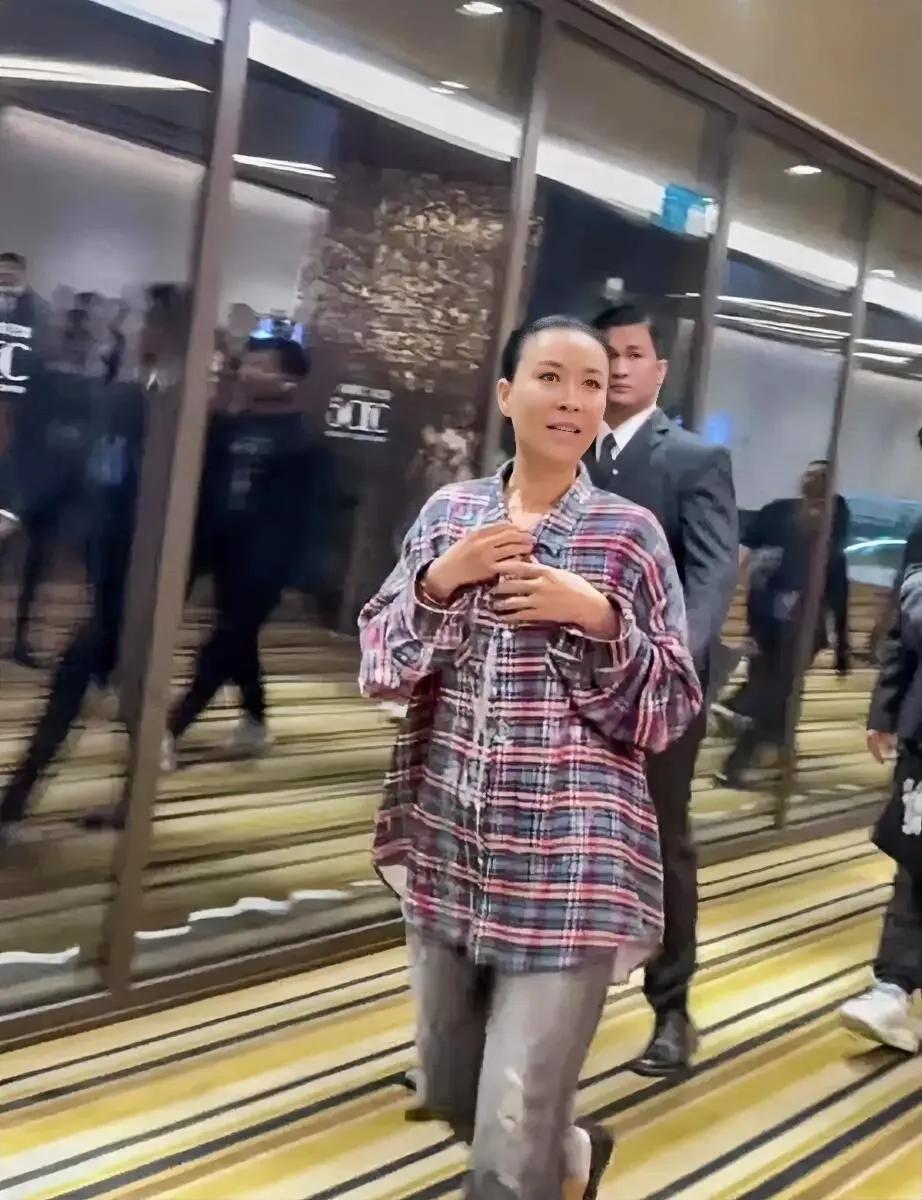 曾经的歌坛一姐，上了年纪，过气之后，走在大街上，也和普通人没啥两样。