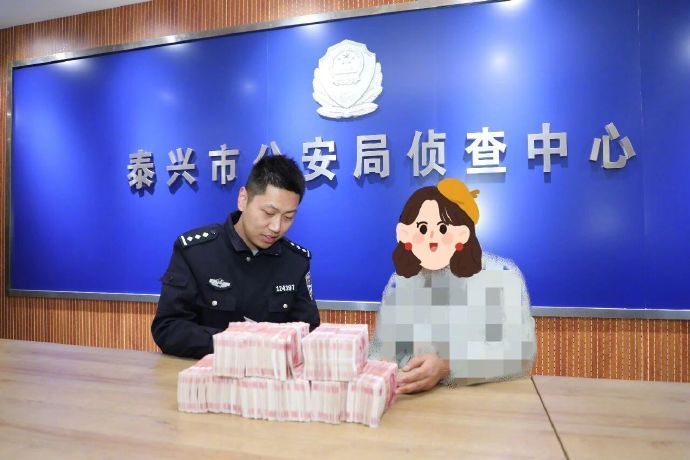 【#女子被骗50万民警追回100万#】3月24日，江苏泰兴孙女士（化名）激动地到