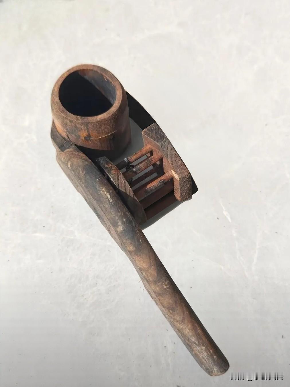 这个老物件问了200多人都不认识它，能够认识它的人应该在40岁以上吧，39岁以下