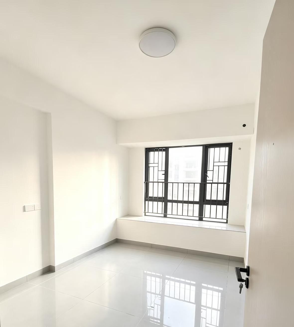那时候疫情期间房价还没怎么跌，房主说着急出，卖121万，结果因为一下午去了5个人