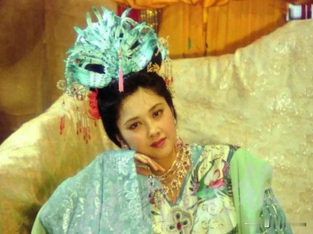 "那是阳春三月，我们在苏州留园拍戏时，围观的群众远远地看着，还以为是在拍《红楼梦