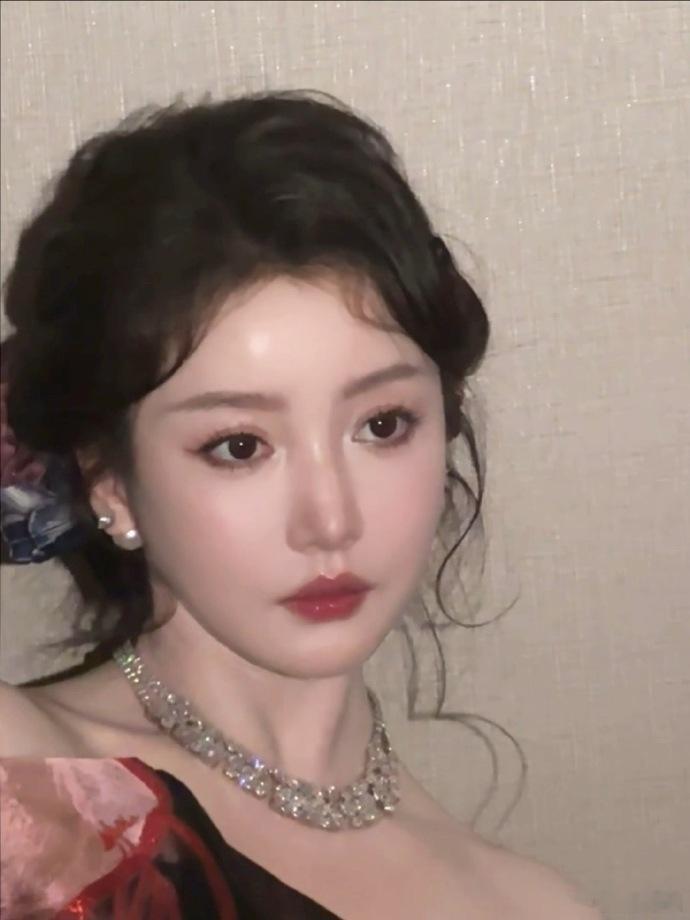 姜贞羽 宫廷油画里走出来的少女  哟，姜贞羽今日仿佛化身成了宫廷油画里走出来的少