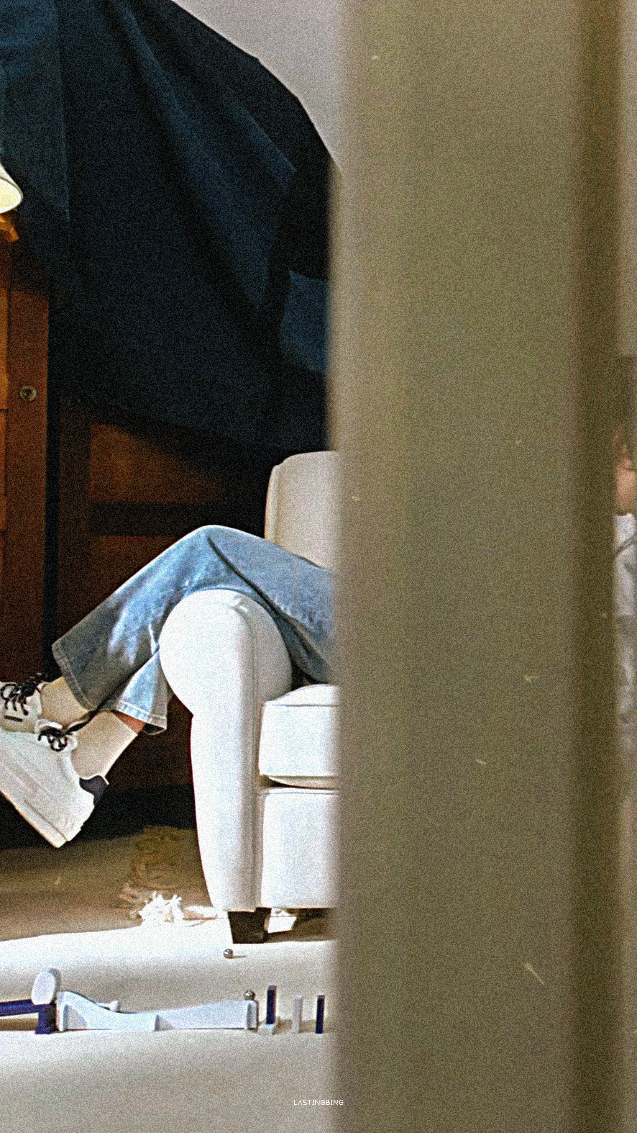 夹缝里找到一只慵懒的咪是正经撸猫房间吗