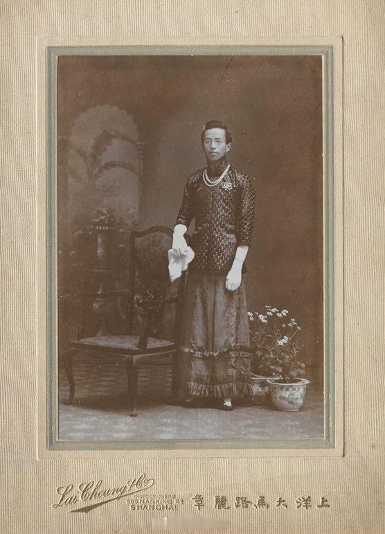 1910年，上海一位女装男性的照相馆留影。老照片老照片上海lgbtq