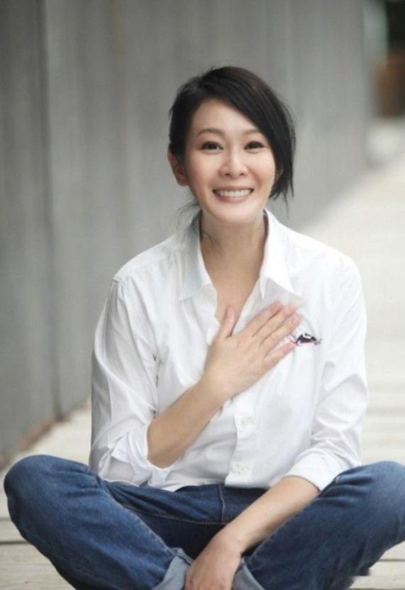 2011年，刘若英嫁给了身家68亿的富商钟小江，婚前刘若英约法三章：可以同居但必