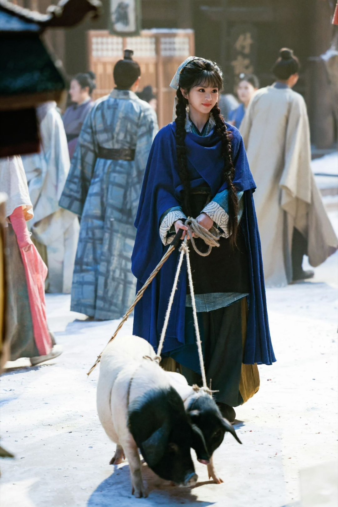 田曦薇打戏帅成这样 言简意赅：打戏干净利落！ 