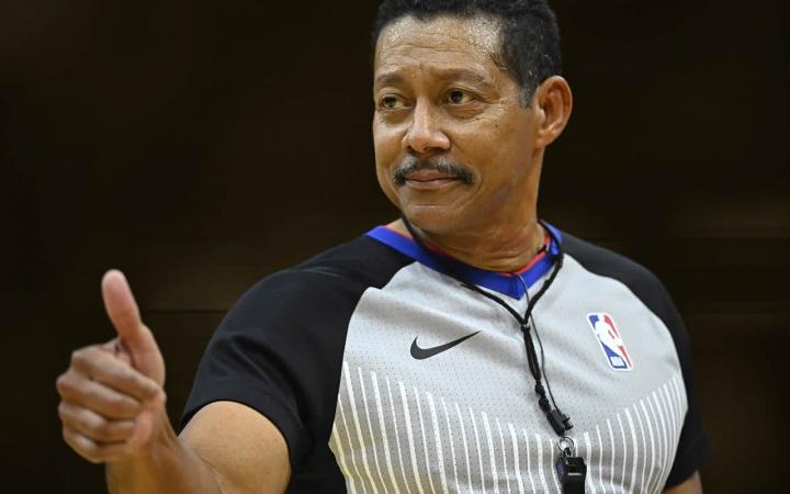 NBA出现这场面，也是罕见！

76人和魔术的比赛里，裁判比尔·肯尼迪无对抗受伤