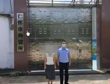 女子晒警察执勤照称“点男模”被拘,看起来很疏远”。该视频引起了部分网民的关注。7