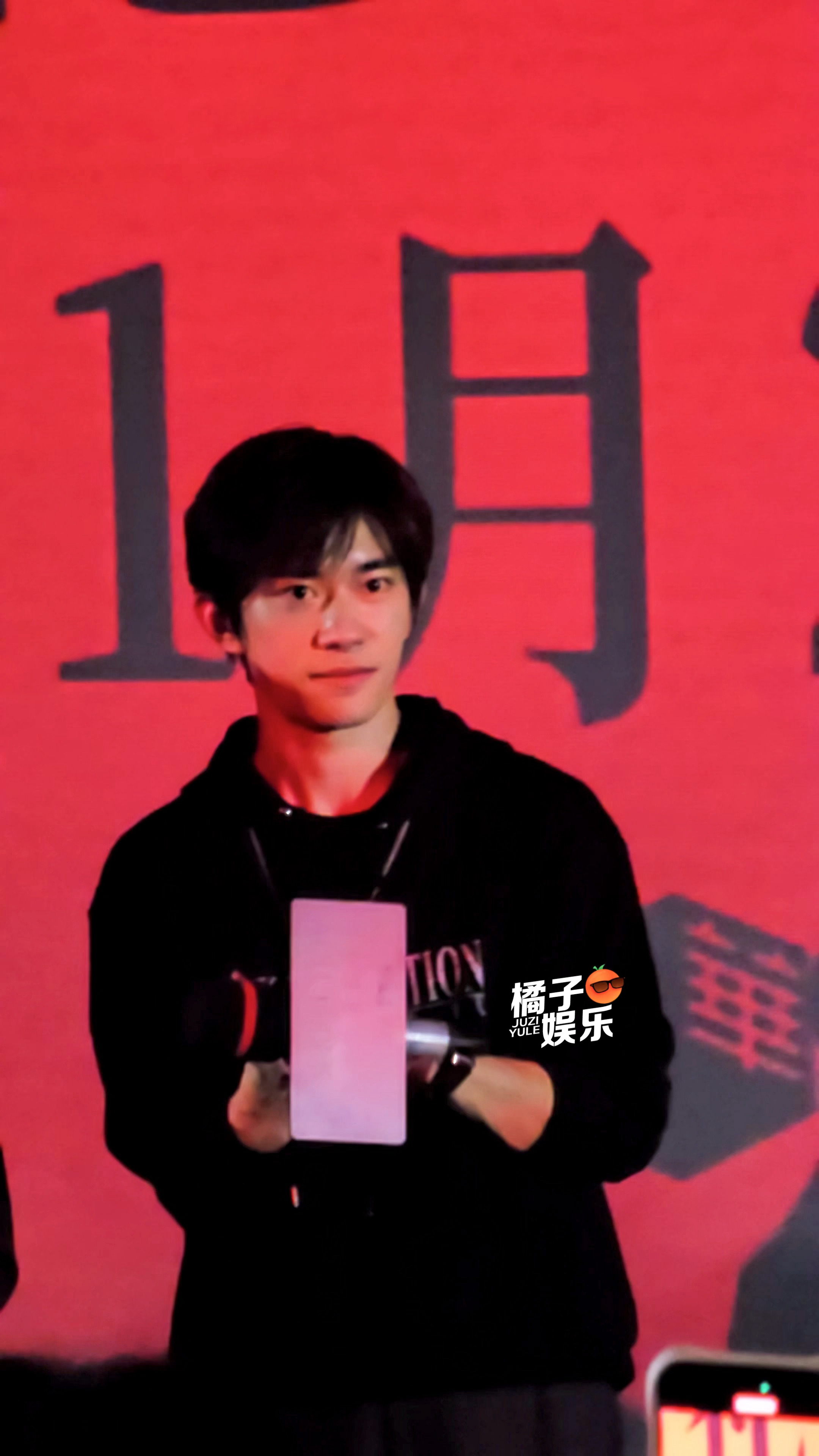 点击即收获和易烊千玺的对视