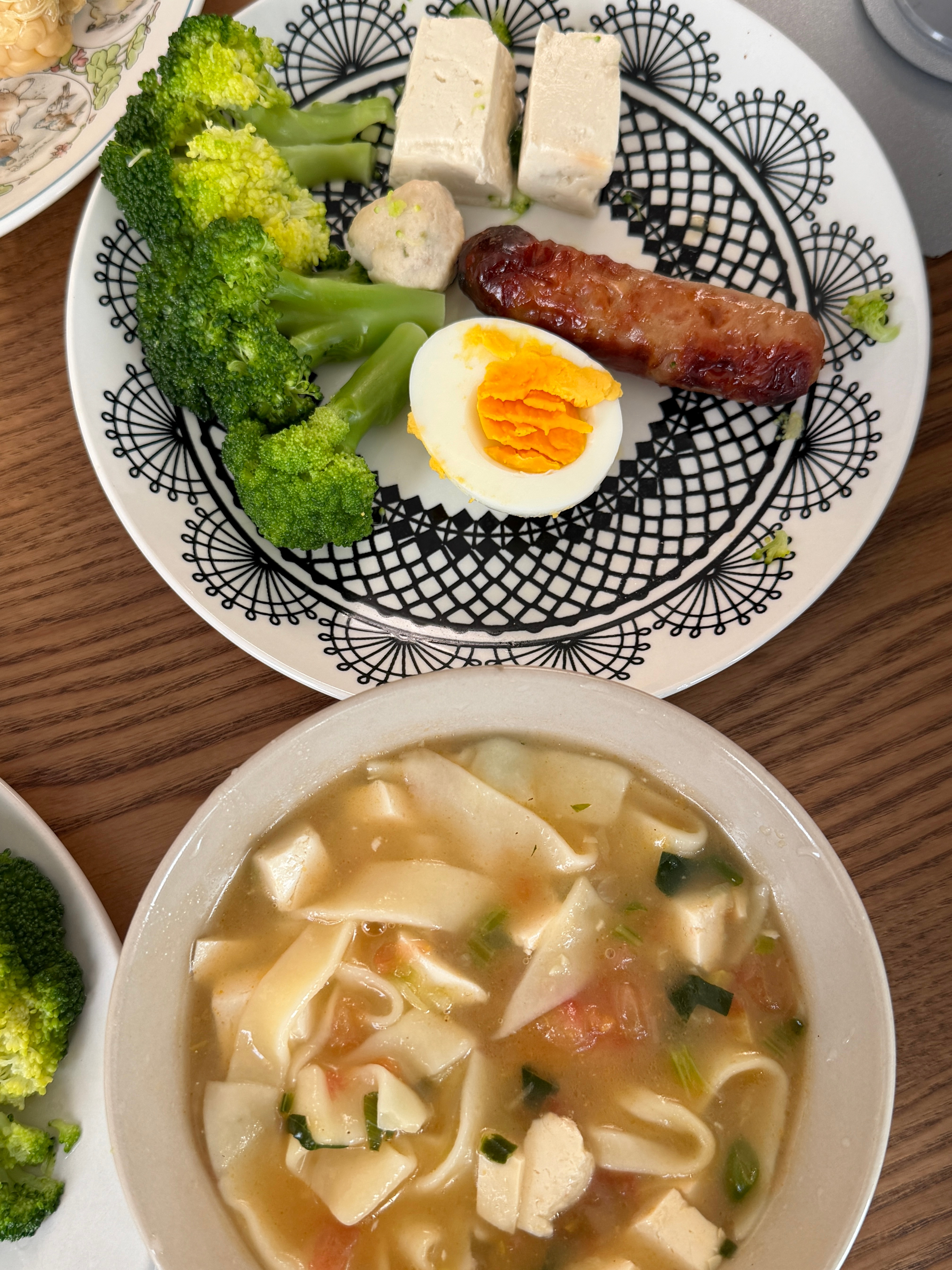 姥开始向减脂餐发起进攻，第一天，还略生疏。姥的饭