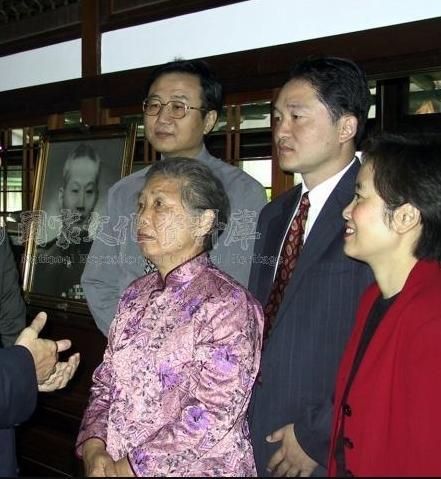 2000年，孙立人第三位夫人张美英，一张罕见的留影，从镜头中我们可以看到一个穿着