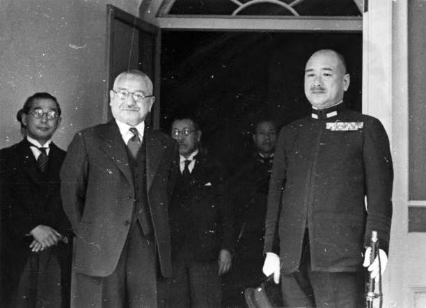 记住侵略者的嘴脸！1940年5月18日，日寇中国派遣舰队司令官岛田繁太郎（右）与
