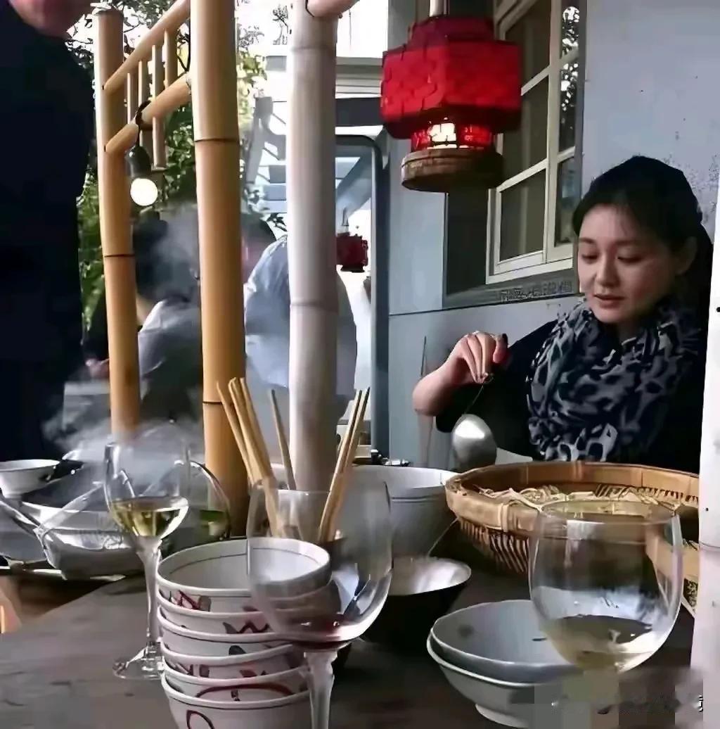 大s和汪小菲离婚跟了韩国光头之后，越混越差，都吃起路边摊来了。
这生活水平严重下