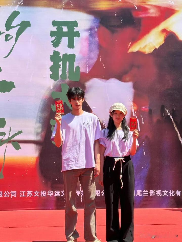 5月13日， 张婧仪、宋威龙《野狗骨头》开机
这两张脸在一起爽麻了！伪骨科设定超