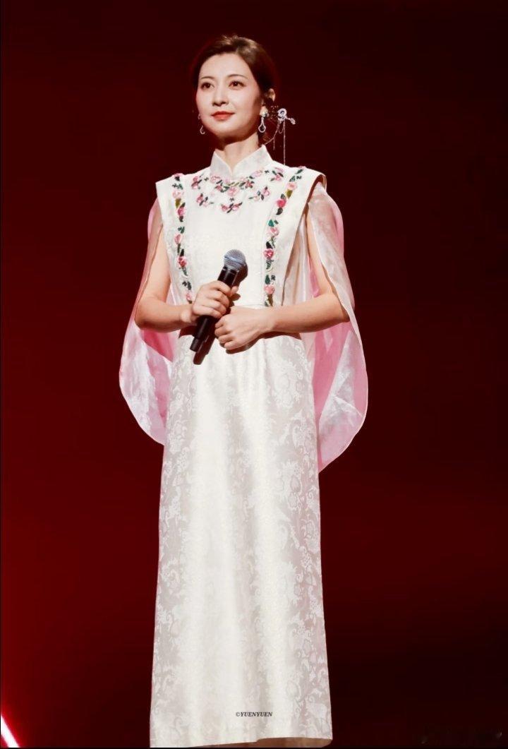 眉姐姐斓曦怎么了建议网友别当福尔摩斯了，人家发俩字，你们能写800字小作文，戏太