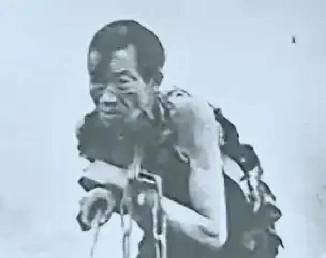 1949年，西宁解放那天，一个放牛奴瘸着腿冲进解放军驻地：我是失踪12年的红军副