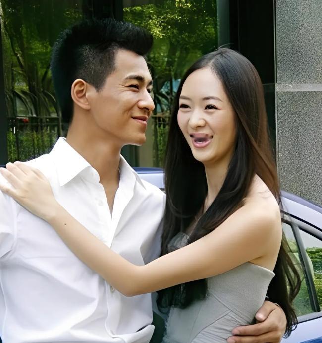 2010年，一次宴会上，童瑶正在角落发呆，这时一位富商走来问：“可以加你微信吗？