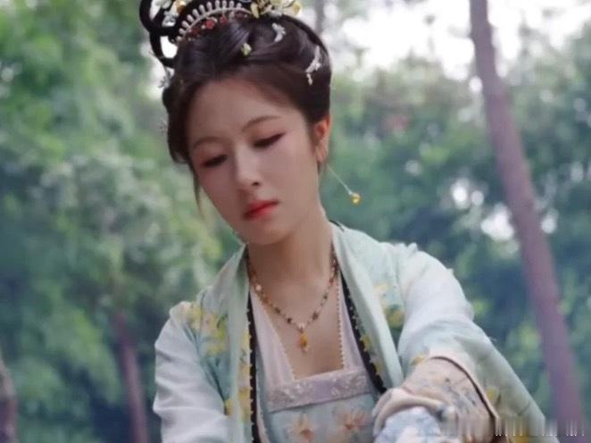 朝雪录女主为什么非要穿着宽袍大袖验尸不能像永宁郡主一样，穿着窄袖的劲装吗？干活利