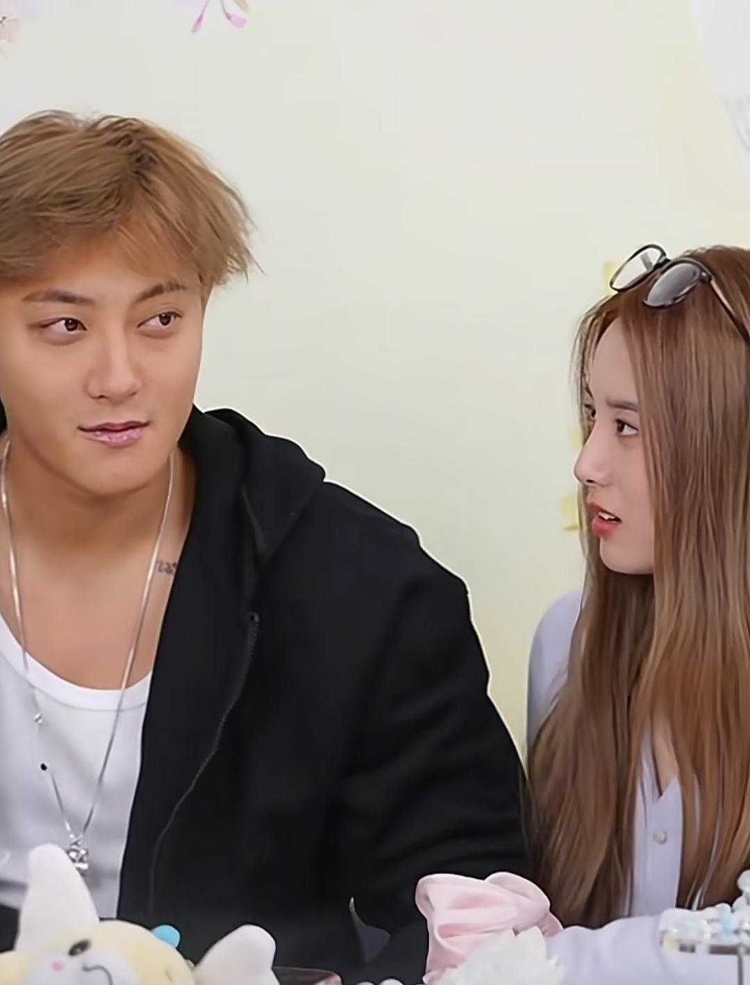 黄子韬直播的时候，
嘴唇发紫，
网友刷屏让他去查查心脏，
黄子韬觉得没事，
但他