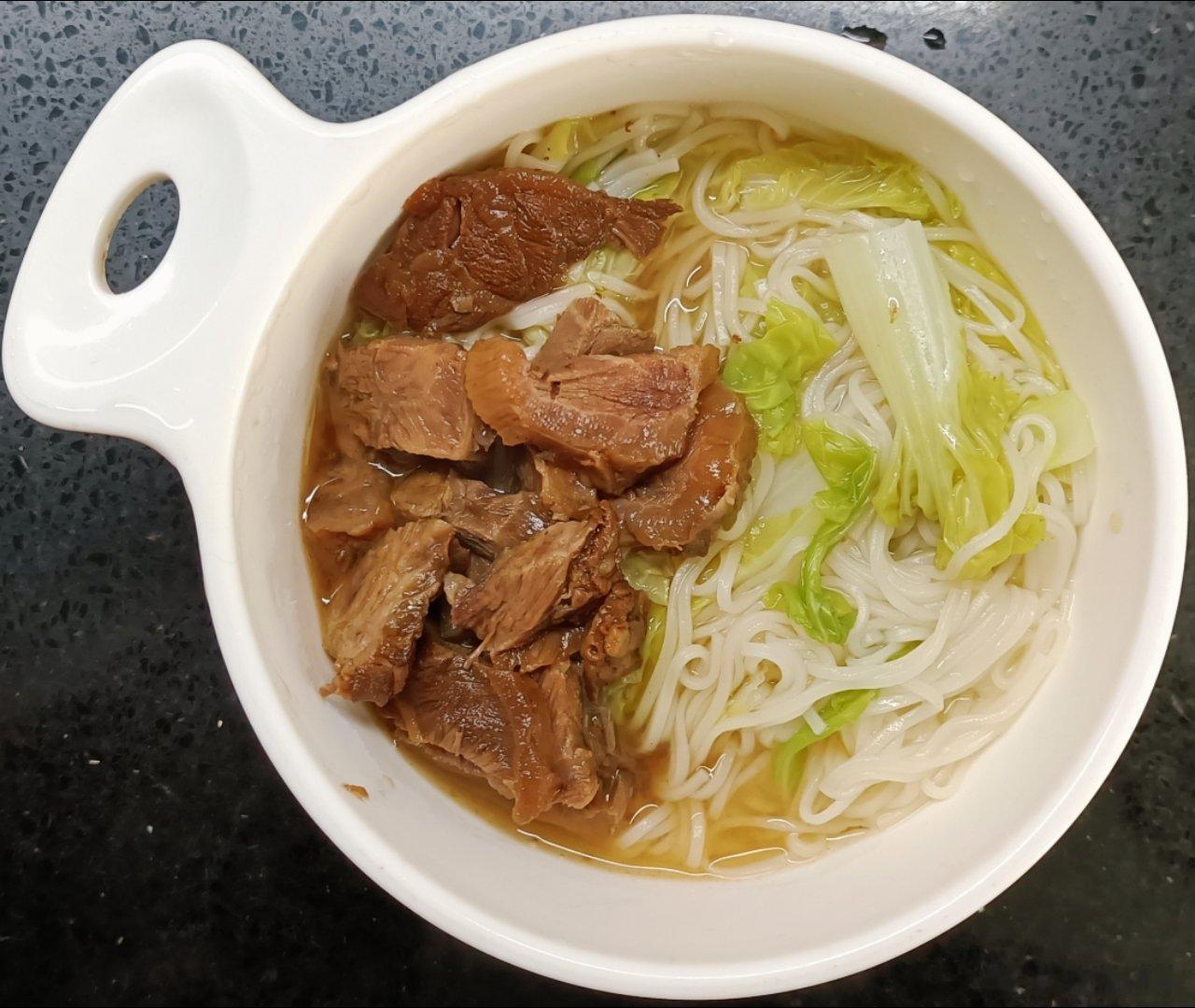 #糖糖的饭饭##科学育儿营养护航# 昨天午餐：小白菜心牛肉面；晚餐：烤红薯，红豆