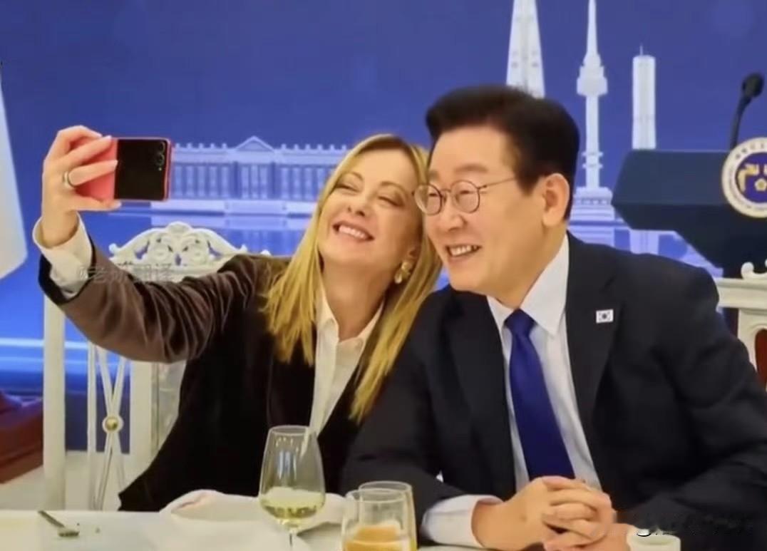 韩国总统李在明与意大利总理梅洛尼自拍照