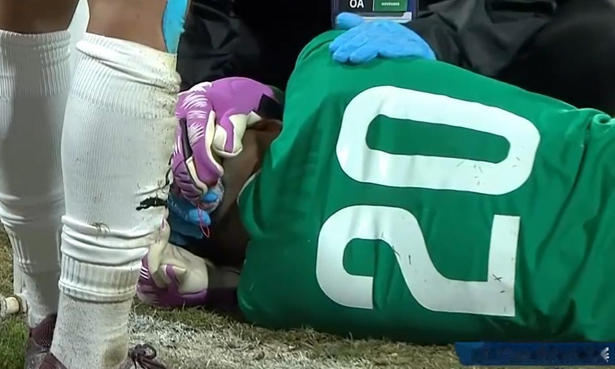 文莱守门员弄巧成拙。
11月26日，男足U17亚洲杯预选赛中国队对文莱。
文莱守