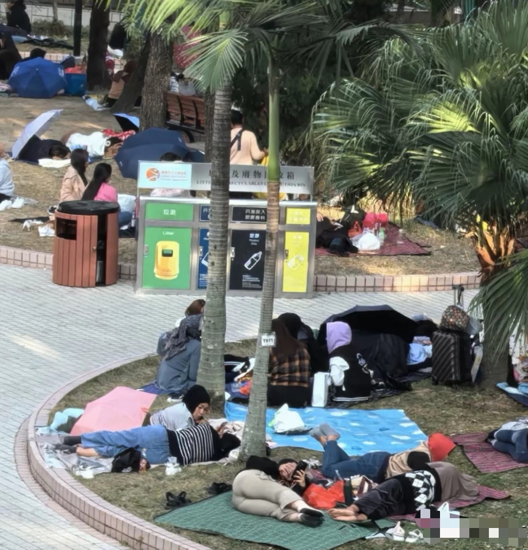 香港街头，大陆人走累了，没地方坐，蹲着休息一下，有香港网红受不了，就像触犯天条。