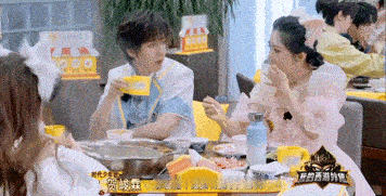 贺峻霖一句话证明你是成都人 贺峻霖仅凭一句话，就彰显成都娃身份，当他遇上火锅十级