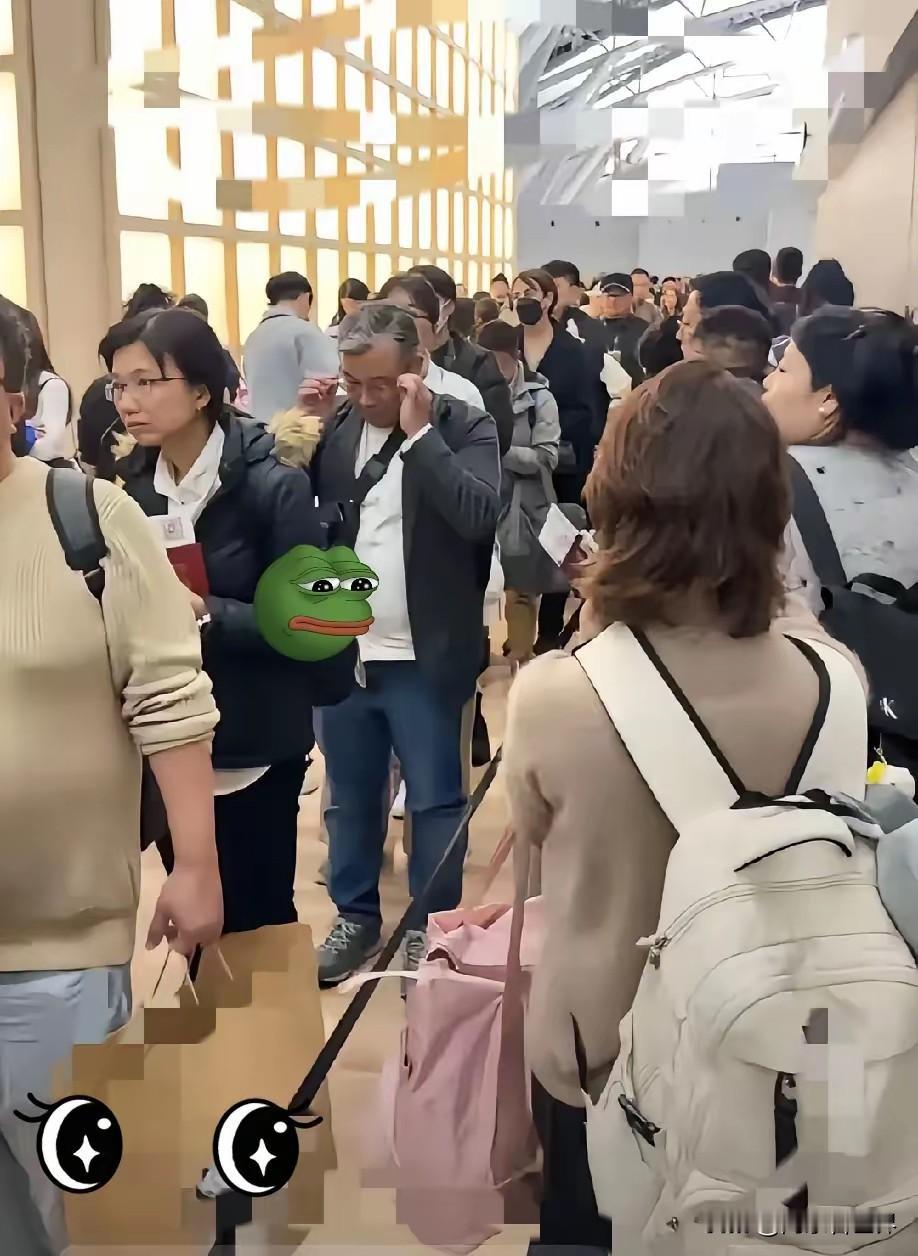 最近这两天日本机场里，挤满了想要回中国的人。
 不是大家突然不想玩了、不想工作了