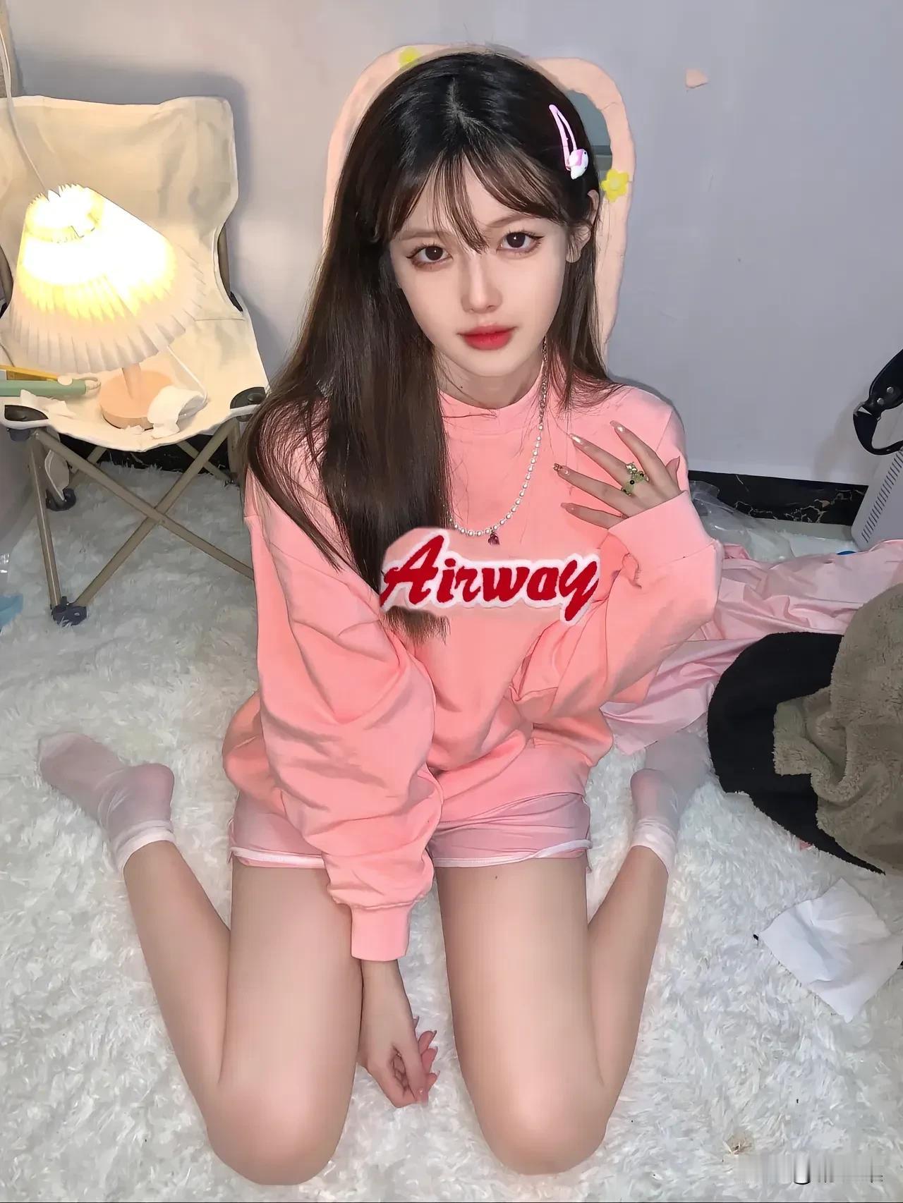 粉衣少女坐，灯影映红妆。