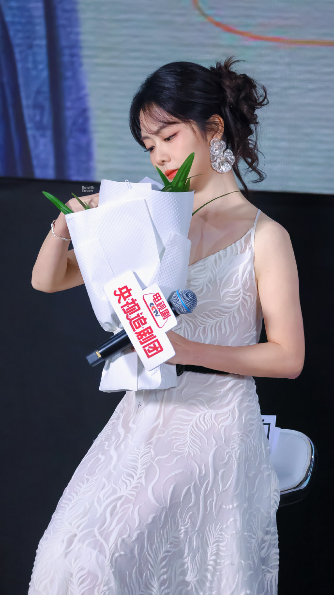 谭松韵穿西装跳女团舞《兰香如故》破三万flag兑现，谭松韵西装解锁女团舞。褪去剧