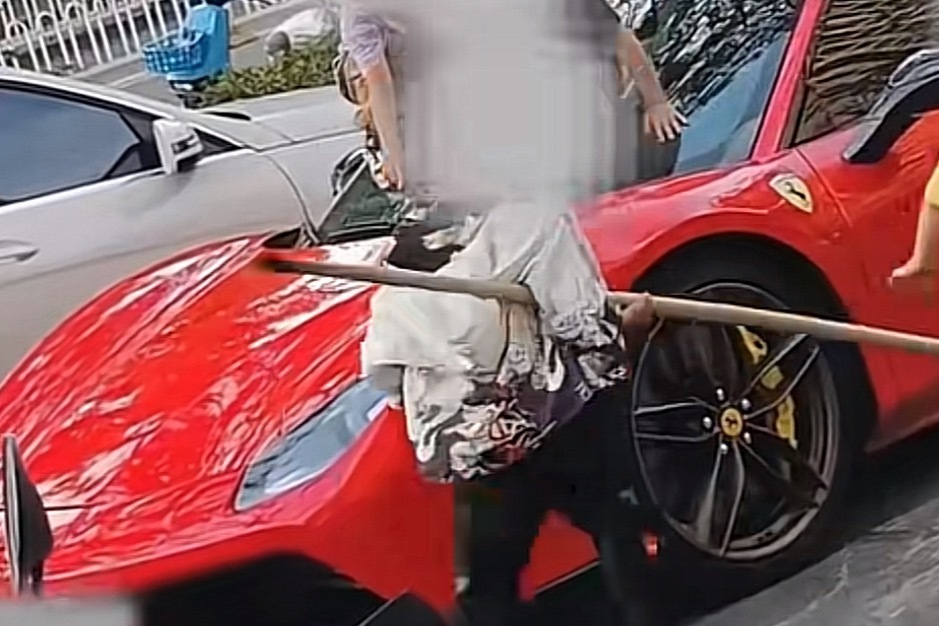 法拉利被4个孩子当滑梯玩别总拿孩子太小当借口，孩子没分寸，根源就是家长没管教。私