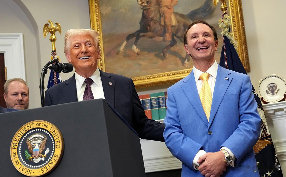 【特朗普重提格陵兰岛议题：触及中俄冰上丝绸之路】
 
颇具象征意味的是，这一年本