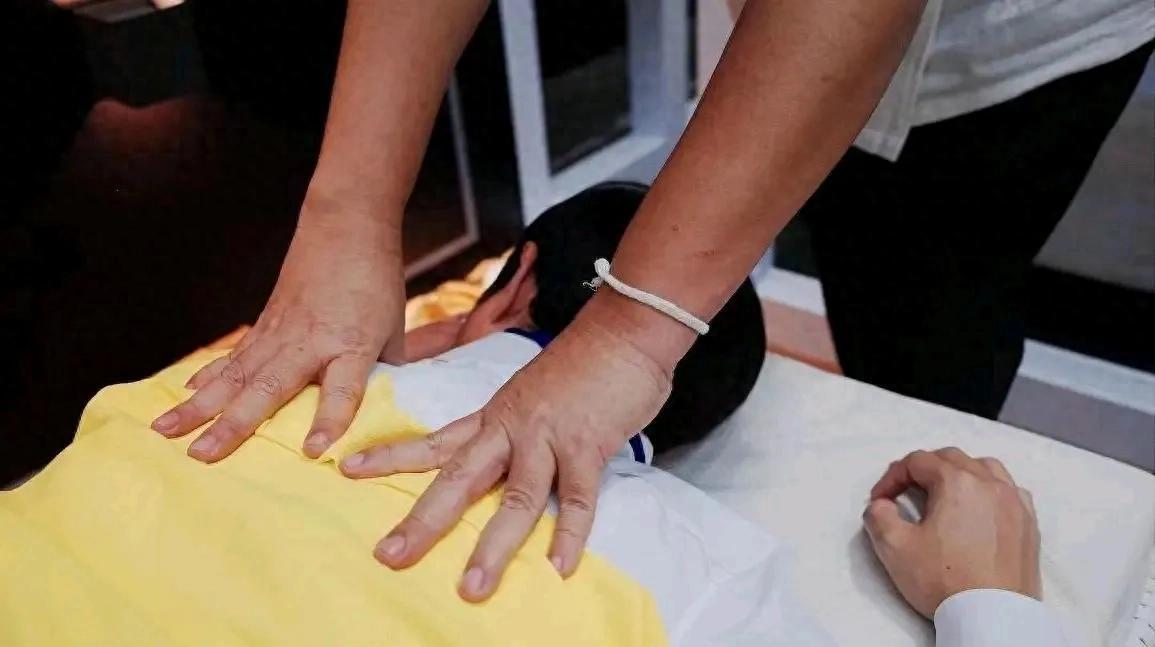 江苏泰州，男子澡堂洗澡时，叫了一名女技师。女技师表示柔式按摩300元45分钟，加