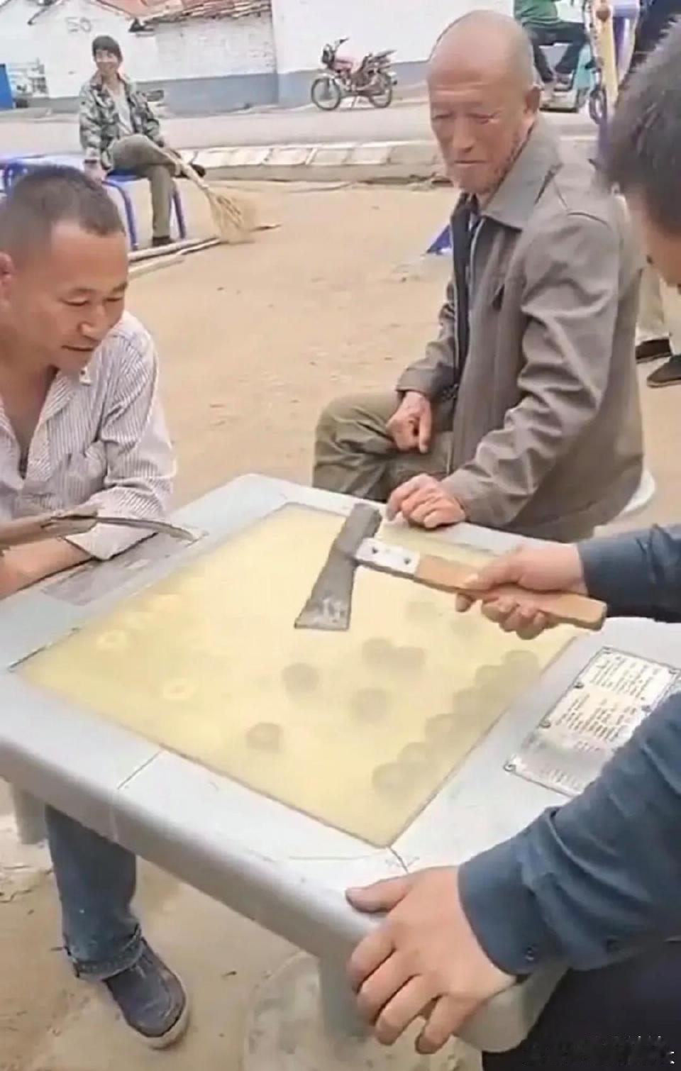 自从改成了这样子下棋以后，再也没有人指手画脚的了哈哈！  半分幽默[超话]  