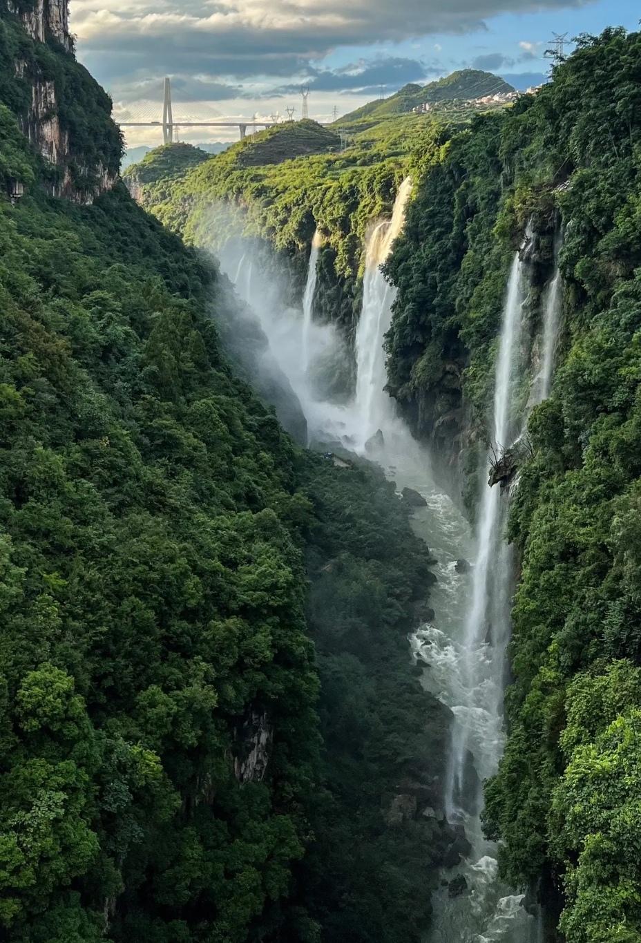 贵州兴义马岭河大峡谷，是大地撕裂的绝美伤痕 。亿万年水流切割出幽深地缝，壁立千仞