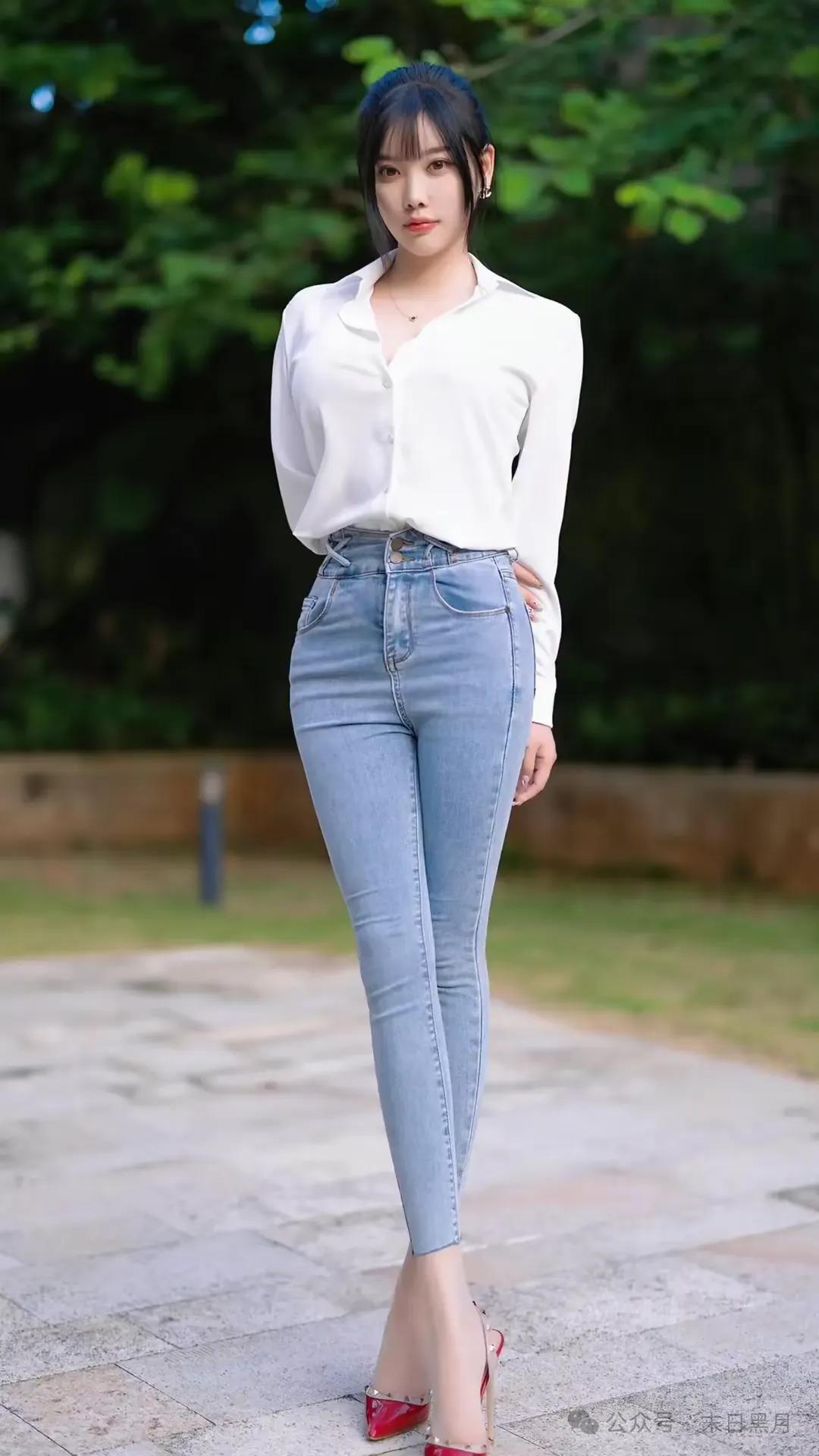 紧身牛仔裤美女，身材超美