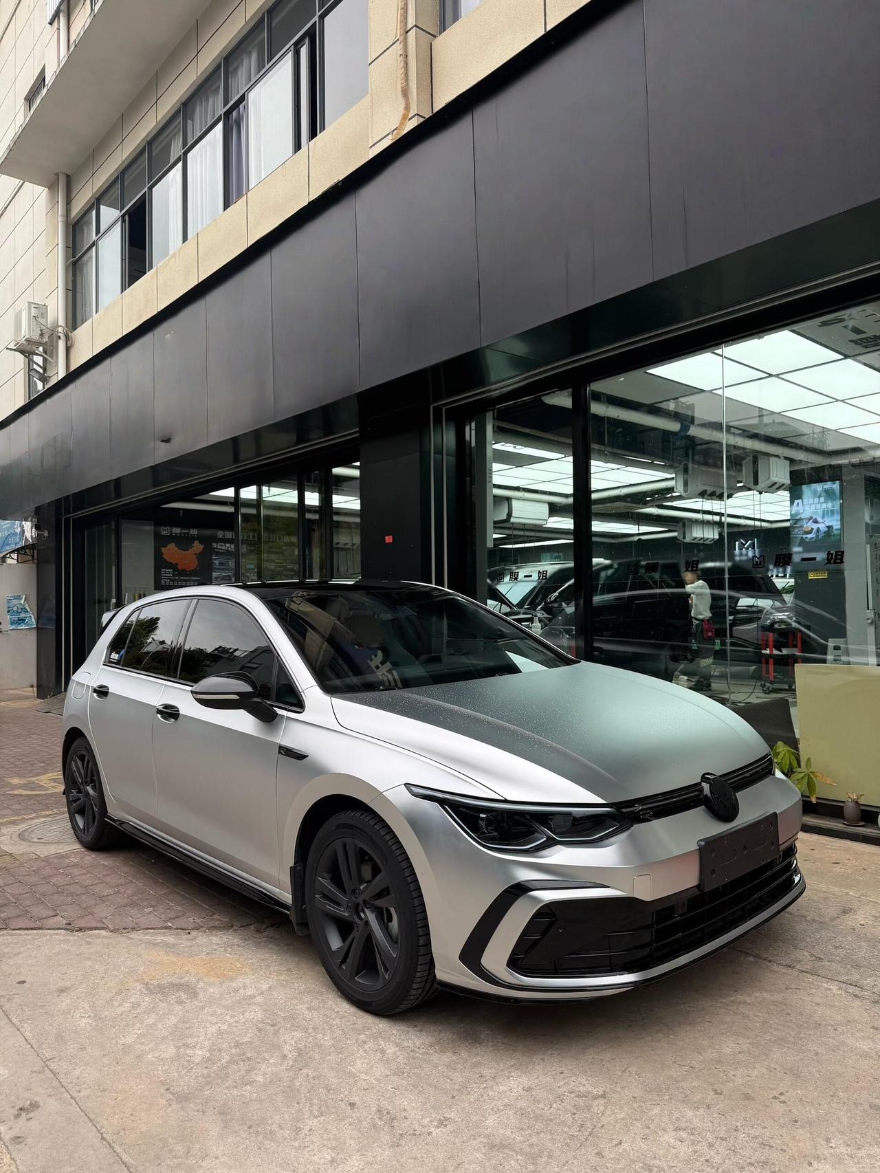 💥我觉得高尔夫这种车就适合走这种路子，不用堆太多东西，光靠车身质感和线条就已经