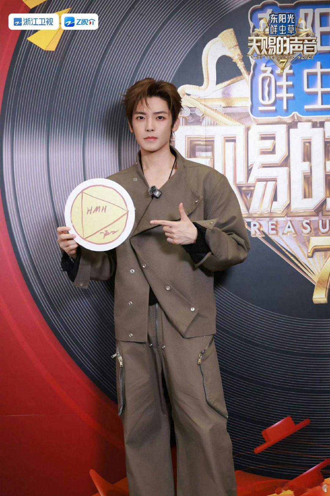 侯明昊天赐打卡上班，歌手和演员之间的双重身份接受度很高！侯明昊天赐打卡上班侯明昊