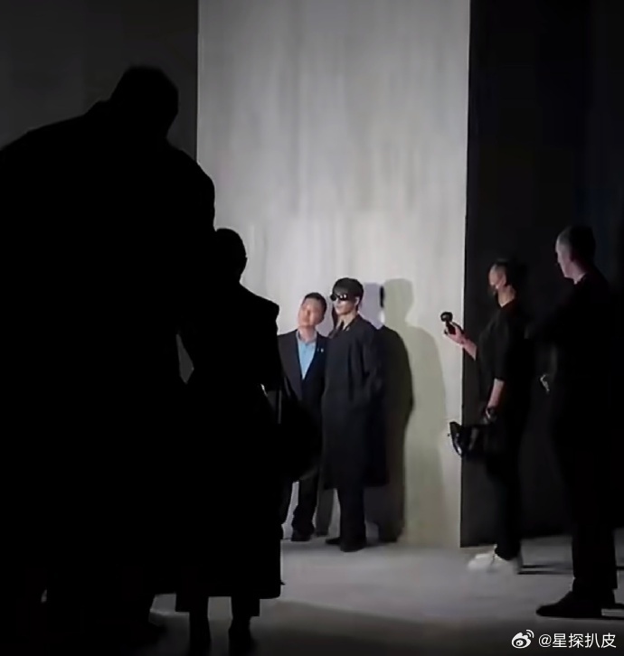 肖战保镖举风扇肖战保镖这活我也能干肖战保镖举风扇，这活我也能干啊胖室给个机会 